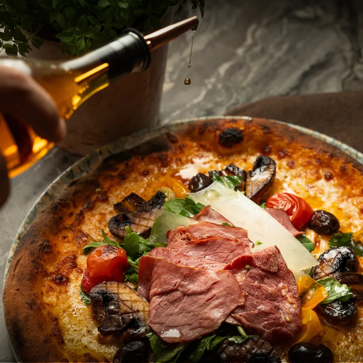 D'ORO Bahçeşehir'de odun ateşinde pişmiş, benekli kenarlı Napoli pizzası